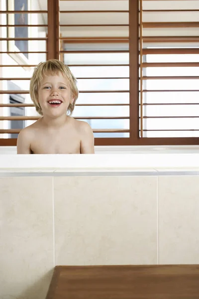 Porträt Eines Fröhlichen Jungen Der Badewanne — Stockfoto