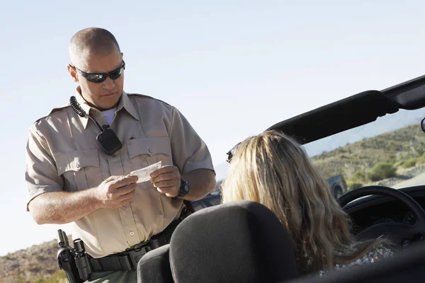 Olgun Polis Kadın Ehliyetini Kontrol Ediyor — Stok fotoğraf