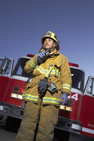 Vista Bajo Ángulo Bombero Maduro Hablando Walkie Talkie —  Fotos de Stock