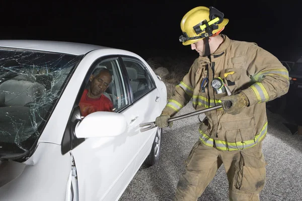 Bombero Masculino Mediana Edad Tratando Abrir Puerta Del Coche —  Fotos de Stock