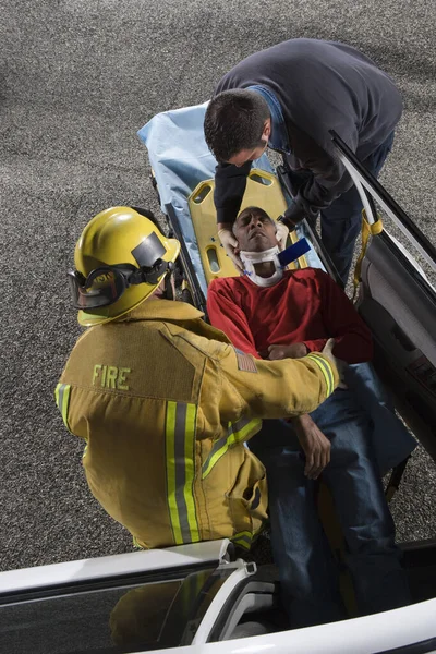 Пожарный Врач Скорой Помощи Выводят Жертву Машины — стоковое фото