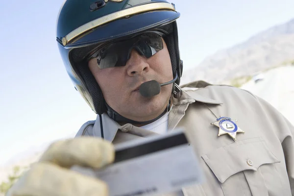 男性交通警官の選択的焦点ライセンスを保持 — ストック写真