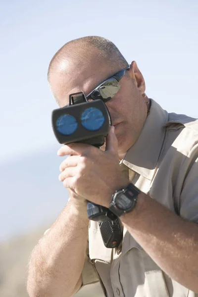 Ufficiale Del Traffico Maturo Guardando Attraverso Pistola Radar — Foto Stock