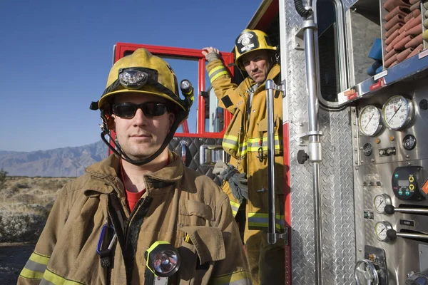 Portret Strażaka Średnim Wieku Współpracownikiem Stojącym Przed Drzwiami Straży Pożarnej — Zdjęcie stockowe