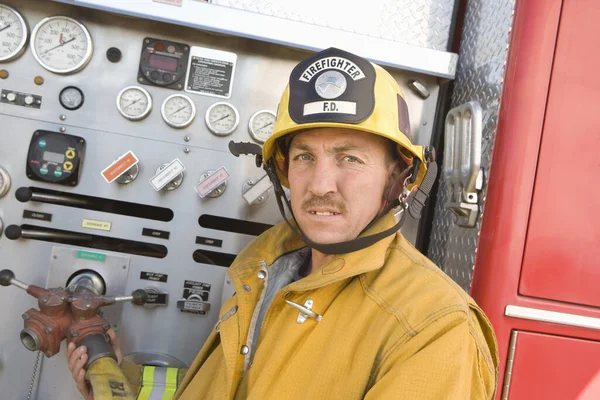 Retrato Bombero Maduro Sosteniendo Manguera Fuego —  Fotos de Stock