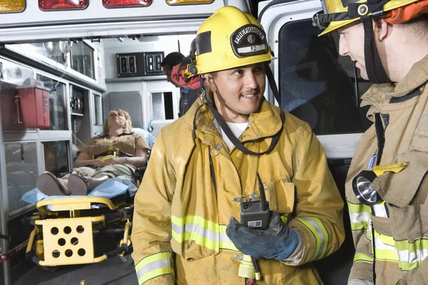 Trabajadores Bomberos Mirándose Entre Con Paciente Médico Emt Fondo —  Fotos de Stock