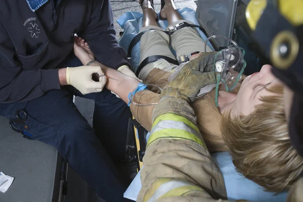 Bombero Médico Emt Ayudando Paciente Lesionado Ambulancia —  Fotos de Stock