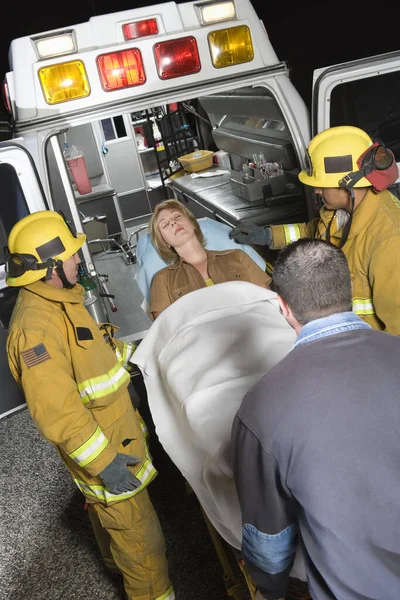 Profesionales Del Servicio Urgencias Llevando Paciente Camilla Ambulancia —  Fotos de Stock