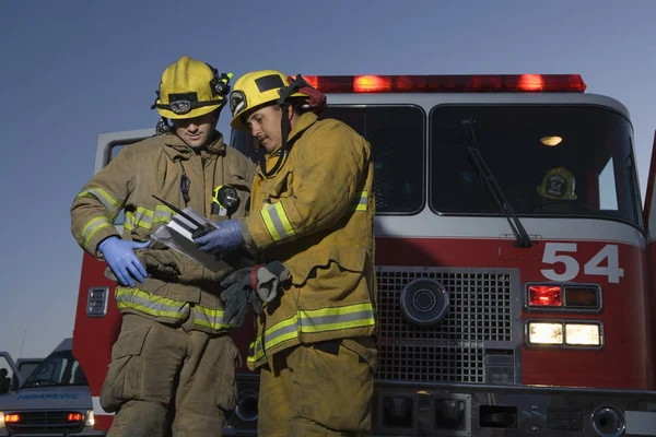 Пожарные Мужского Пола Читают Заднем Плане Документ Пожарной Бригадой — стоковое фото