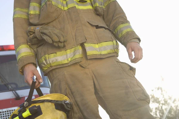 Egy Középkorú Tűzoltó Középső Szakasza Tűzoltókkal Háttérben — Stock Fotó