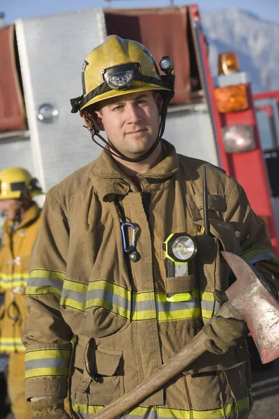 Portret Strażaka Średnim Wieku Trzymającego Topór Mężczyzną Tle — Zdjęcie stockowe