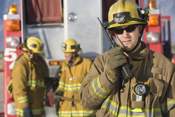 Retrato Bombero Mediana Edad Hablando Por Radio Con Colegas Parados —  Fotos de Stock