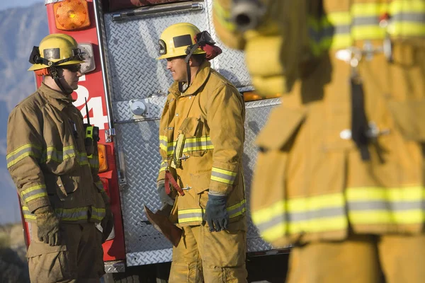 Пожарные Мужчины Разговаривают Друг Другом Переднем Плане — стоковое фото