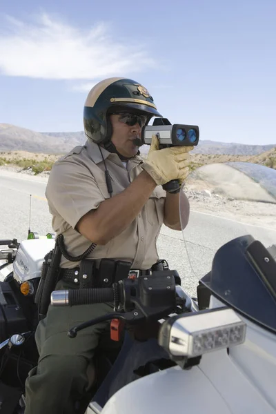 Mature Traffic Cop Motorbike Monitoring Speed Though Radar Gun — Stock Photo, Image