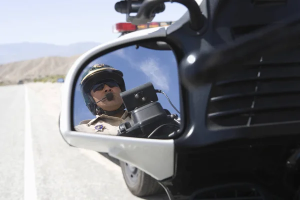 Primer Plano Del Policía Tráfico Reflejándose Espejo Retrovisor —  Fotos de Stock