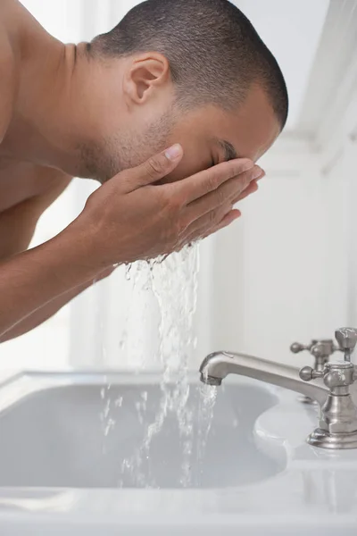 Homem Meia Idade Lavando Rosto Lavatório — Fotografia de Stock