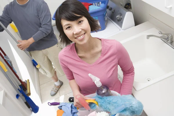 一名男子在浴室拿着清洁设备的亚洲妇女的高角照片 — 图库照片