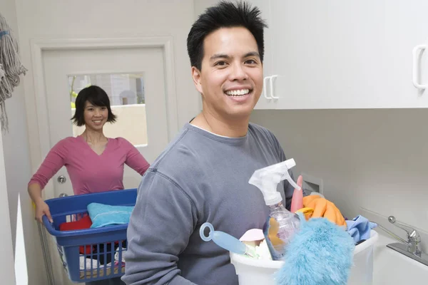 Evi Temizlemeye Yardım Eden Mutlu Bir Adamın Portresi — Stok fotoğraf