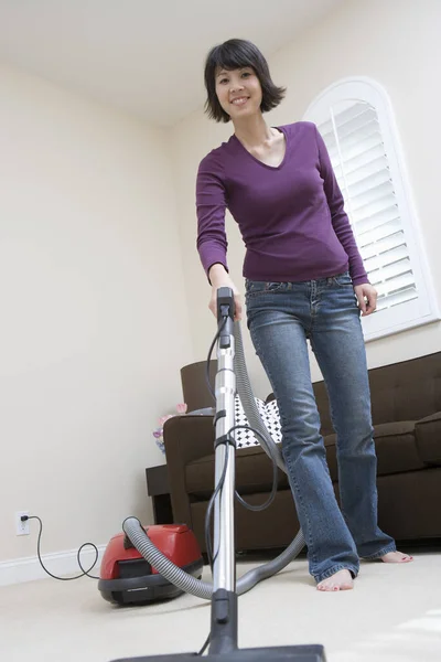 Portrait Asian Woman Cleaning Floor Vacuum Cleaner — Stock Photo, Image