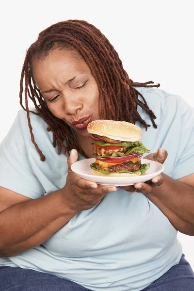 ハンバーガーを見て興奮したアフリカ系アメリカ人肥満女性 — ストック写真