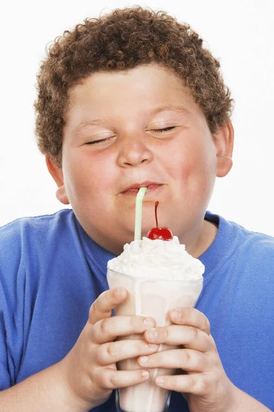 Adolescent Appréciant Milk Shake Isolé Sur Fond Blanc — Photo