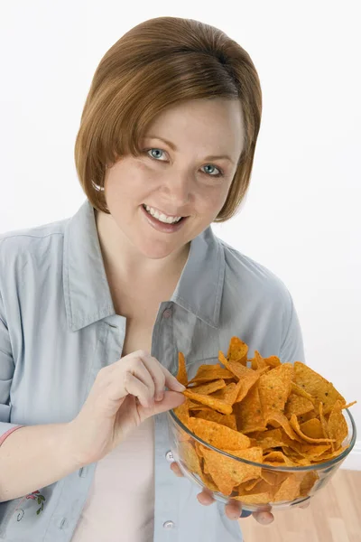 Porträtt Vacker Kvinna Med Nachos — Stockfoto