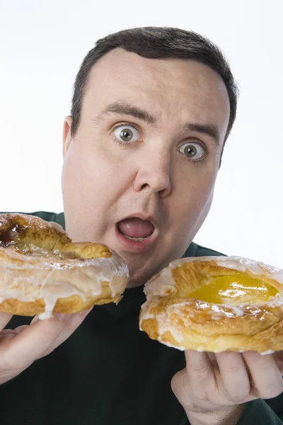 Retrato Homem Meia Idade Surpreso Segurando Rosquinhas Isoladas Sobre Fundo — Fotografia de Stock