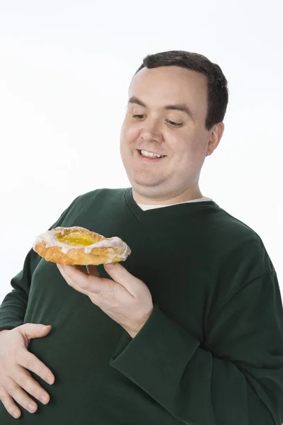 Чоловік Середнього Віку Дивиться Пончик Ізольовано Білому Тлі — стокове фото