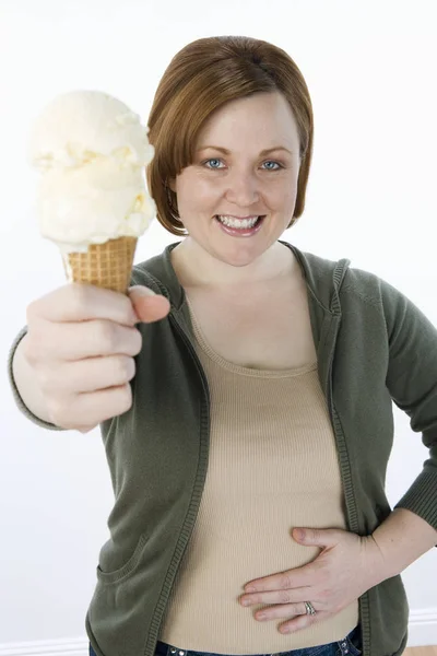 Retrato Mulher Feliz Segurando Gelado Isolado Sobre Fundo Branco — Fotografia de Stock