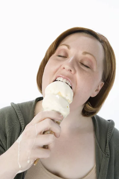 Mulher Bonita Comendo Sorvete Isolado Sobre Fundo Branco — Fotografia de Stock