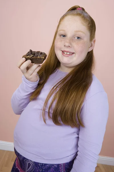 Portrét Šťastné Obézní Dospívající Dívky Držící Pečivo — Stock fotografie