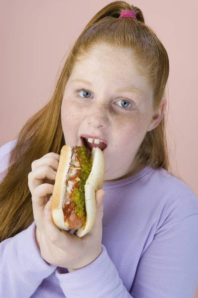 Retrato Adolescente Comendo Cachorro Quente Isolado Sobre Fundo Rosa — Fotografia de Stock