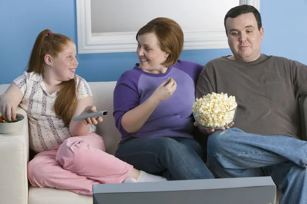 Familia Obesa Feliz Viendo Televisión Juntos —  Fotos de Stock