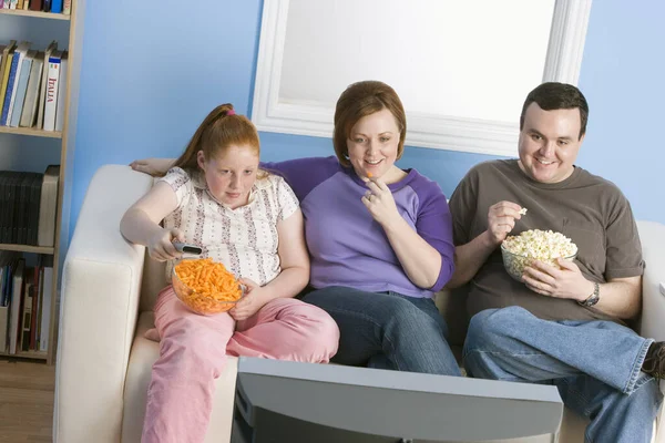 Feliz Família Obesa Assistindo Televisão Juntos — Fotografia de Stock