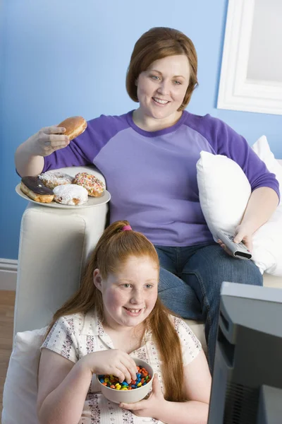 Felice Madre Figlia Guardando Televisione Mentre Mangia Cibo Spazzatura — Foto Stock