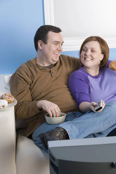 Cuplu Obez Fericit Uită Televizor Acasă — Fotografie, imagine de stoc