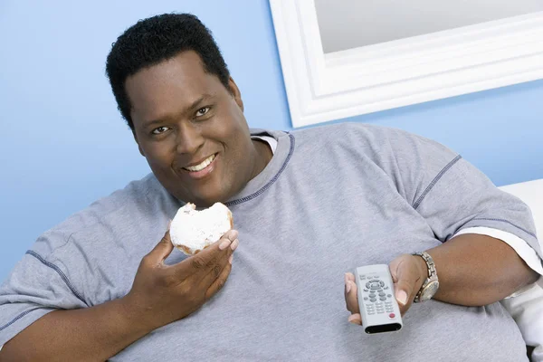 Retrato Homem Obeso Afro Americano Segurando Donut — Fotografia de Stock