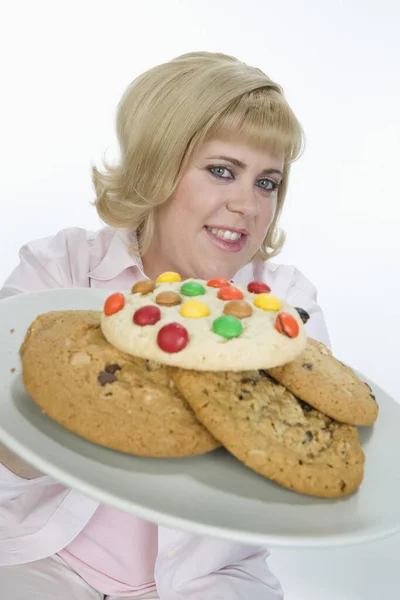 Porträtt Mogen Kvinna Håller Plattan Cookies Isolerade Över Vit Bakgrund — Stockfoto