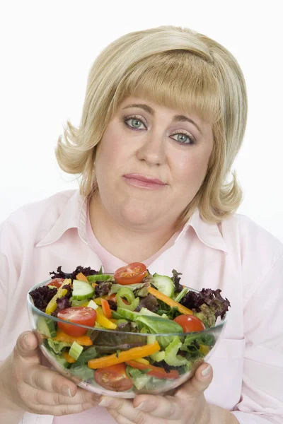 Portretul Unei Femei Mature Nefericite Care Deține Castron Salată Legume — Fotografie, imagine de stoc