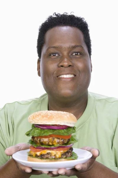 Retrato Hombre Obeso Sosteniendo Hamburguesa Aislada Sobre Fondo Blanco —  Fotos de Stock