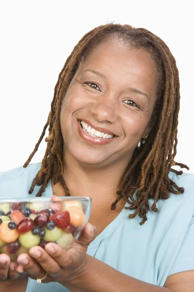 Närbild Afroamerikansk Kvinna Som Håller Skål Med Fruktsallad Isolerad Över — Stockfoto