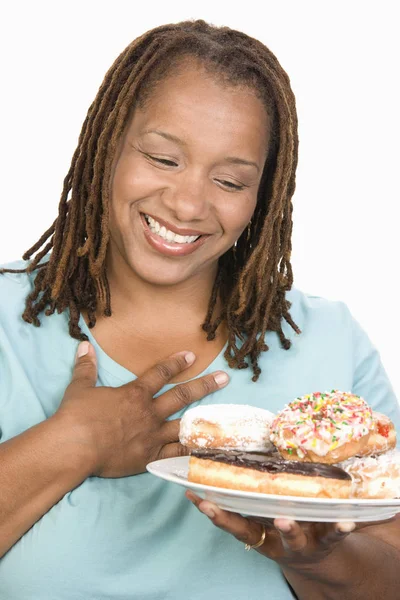 Gelukkig Zwaarlijvige Vrouw Zoek Plaat Van Donuts Geïsoleerd Witte Achtergrond — Stockfoto