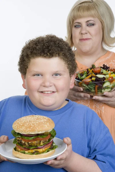 Portrét Dospívajícího Chlapce Držící Talíř Hamburgeru Zralou Ženou Držící Zeleninový — Stock fotografie