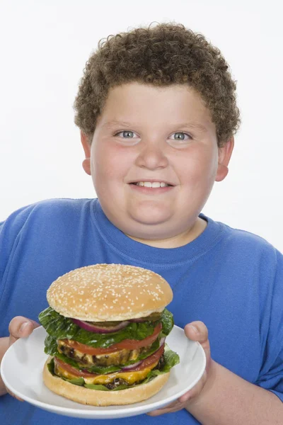Портрет Счастливого Подростка Тарелкой Гамбургера Белом Фоне — стоковое фото