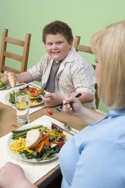 Matka Syn Jedzą Dietetyczne Jedzenie Domu — Zdjęcie stockowe