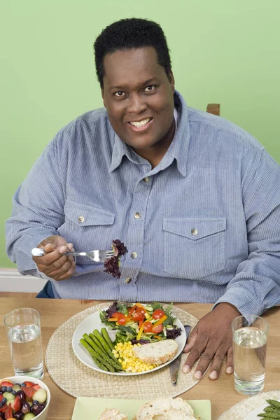 Retrato Homem Obeso Feliz Tendo Comida Saudável Casa — Fotografia de Stock