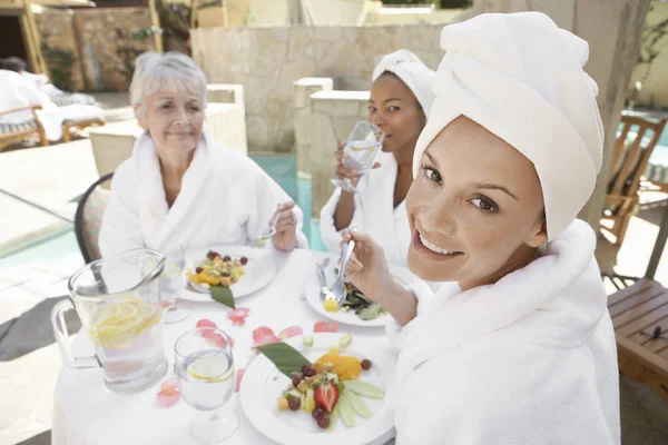 リゾート内の友人と健康的な食べ物を持っている成熟した女性の肖像画 — ストック写真