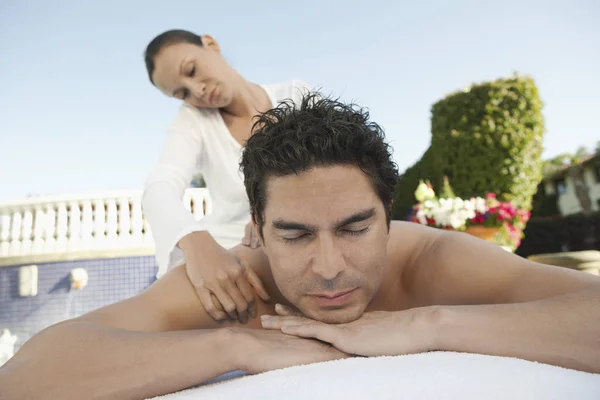 Volwassen Man Ontvangt Bericht Van Een Vrouwelijke Masseur — Stockfoto