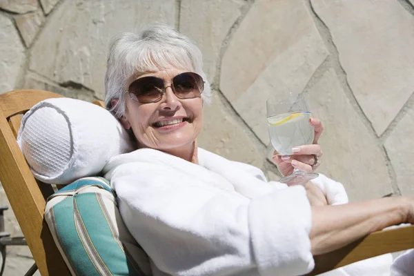 Portrait Une Femme Âgée Heureuse Détendre Sur Une Chaise Longue — Photo