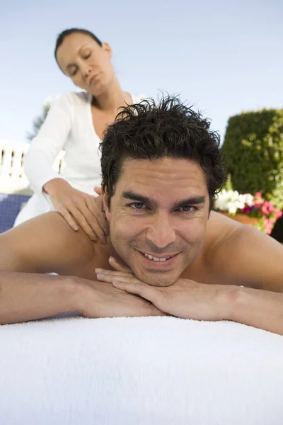 Portret Van Een Blije Spaanse Man Die Rugmassage Krijgt Spa — Stockfoto